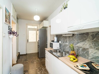 Apartment Apartments & Rooms Mara & Petrunjela - Two Bedroom Apartment with Terrace and Sea View - Features photo 15