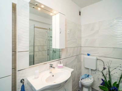 Apartment Apartments & Rooms Mara & Petrunjela - Two Bedroom Apartment with Terrace and Sea View - Features photo 17