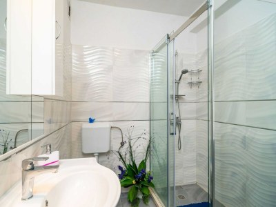 Apartment Apartments & Rooms Mara & Petrunjela - Two Bedroom Apartment with Terrace and Sea View - Features photo 33