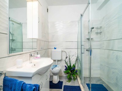 Apartment Apartments & Rooms Mara & Petrunjela - Two Bedroom Apartment with Terrace and Sea View - Features photo 34