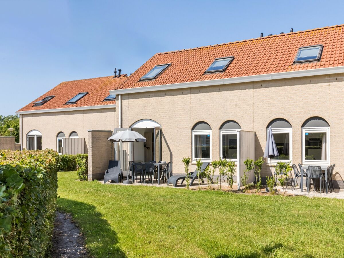 Holiday park Renovated Bungalow nr Beach