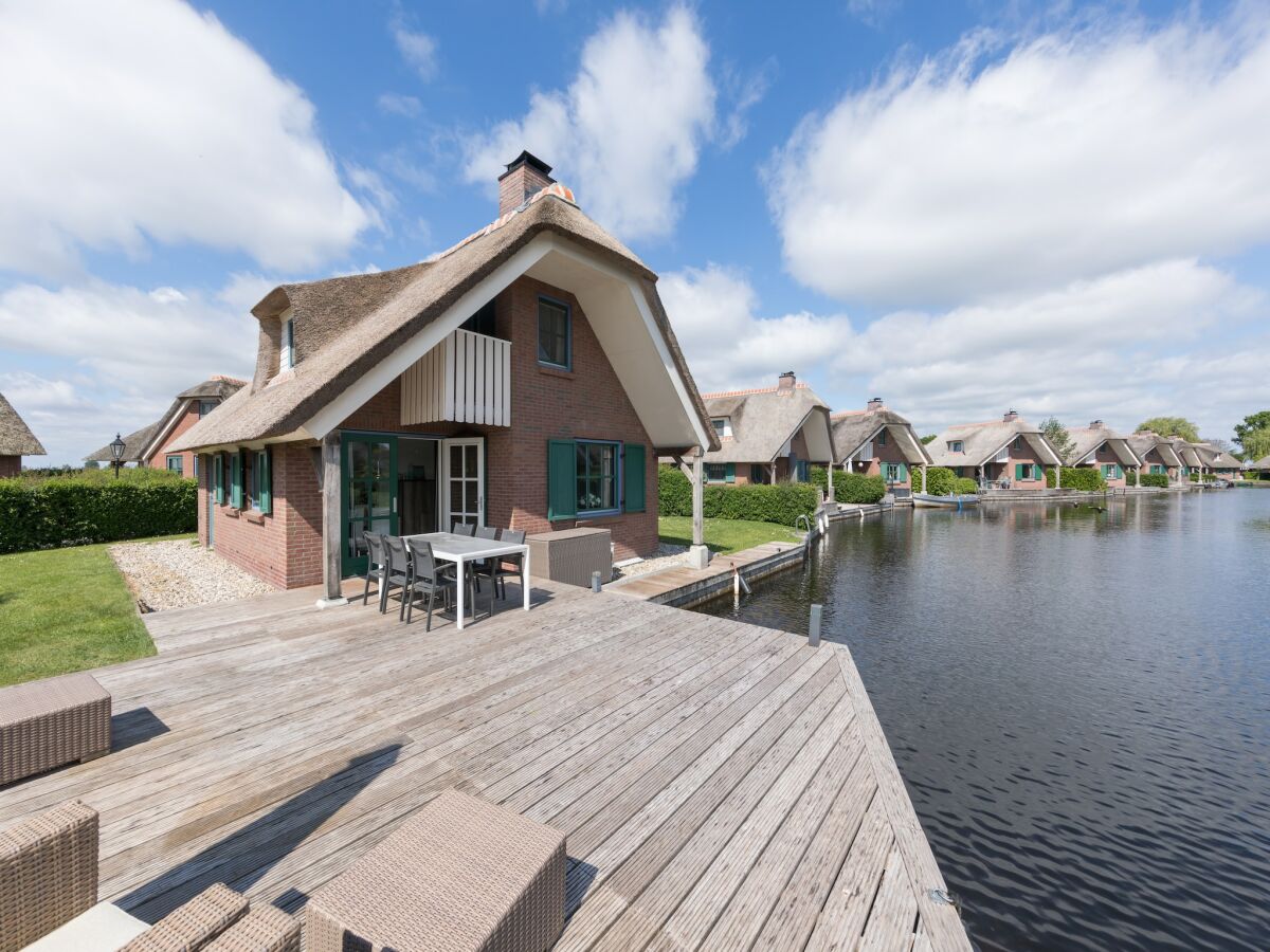 Holiday park Giethoorn Villa with Modern Touch