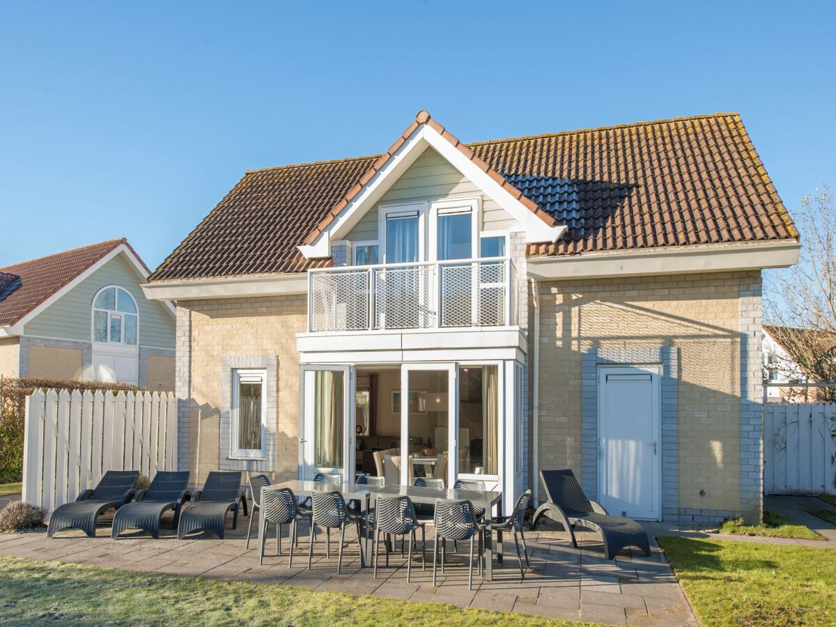 Holiday park Villa near North Sea Beach in De Banjaard