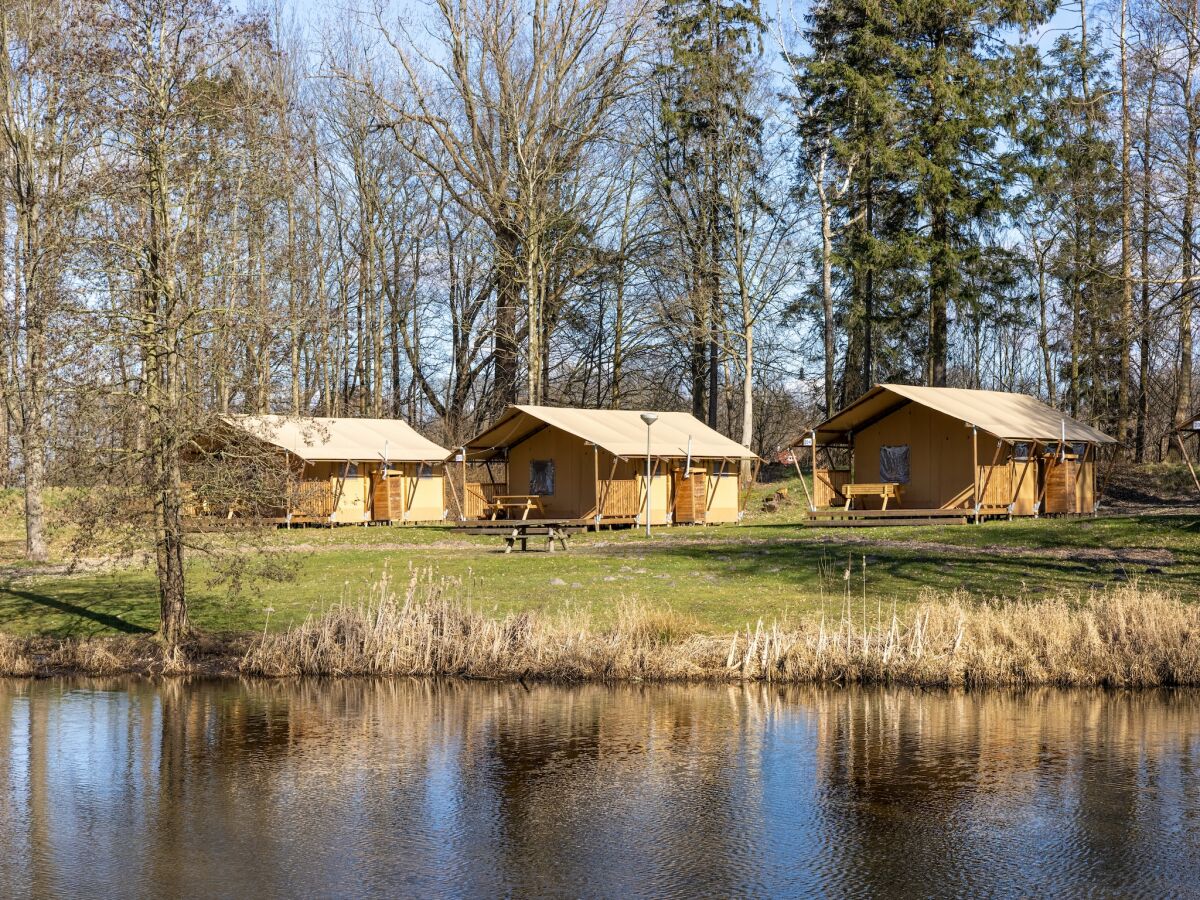 Holiday park Charming Safari Tent by the Lake