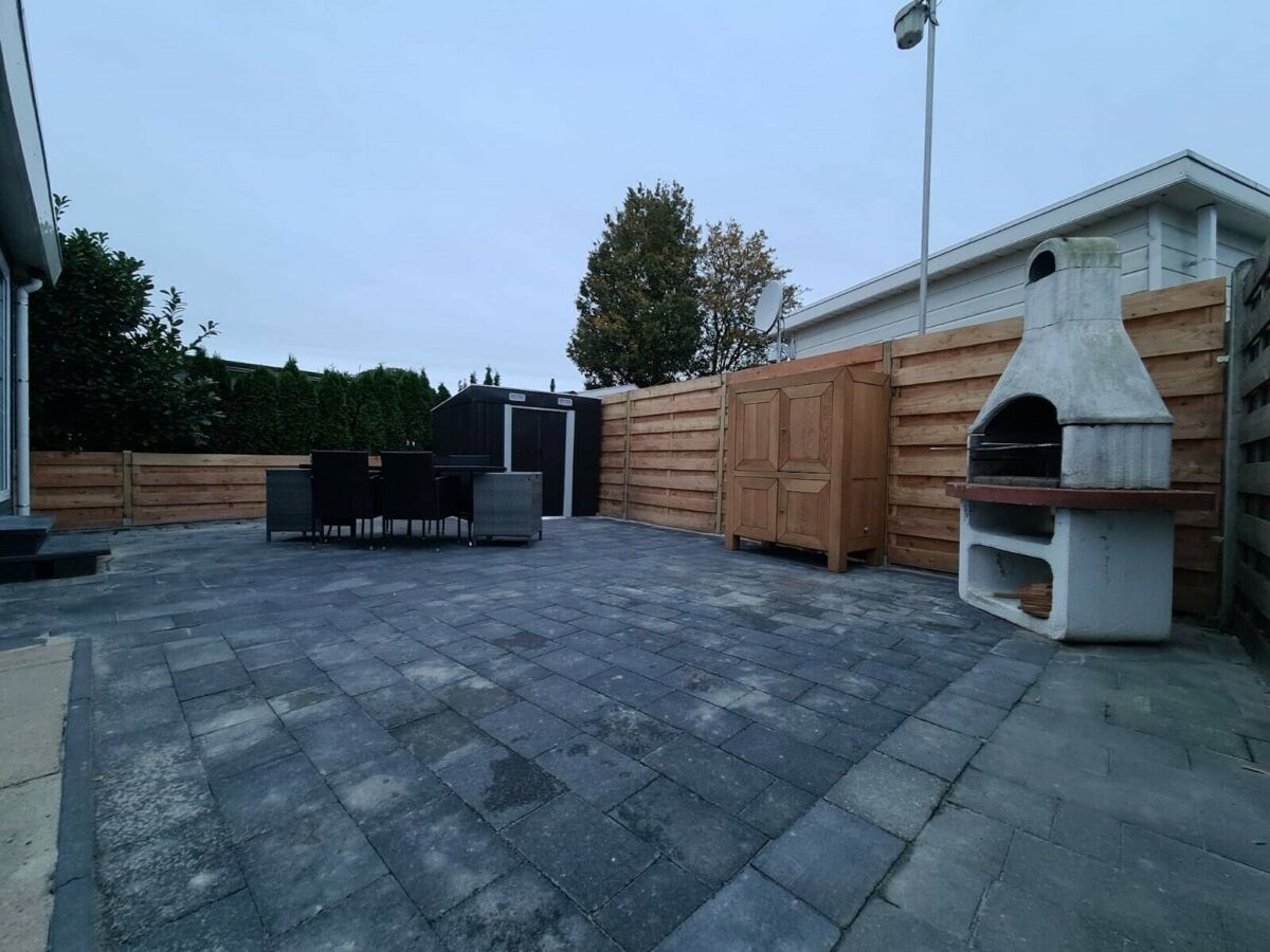 Holiday park Chalet with dishwasher in a park - Outdoor photo 2