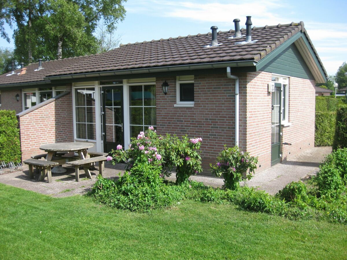 Holiday park Bungalow in Niederlande mit Gartenterrasse