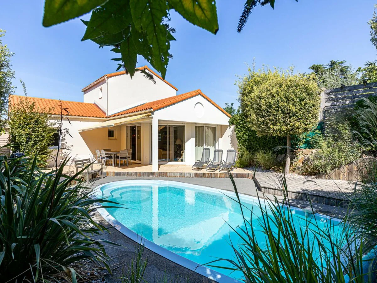 Holiday park Villa in France with Private Pool & Garden