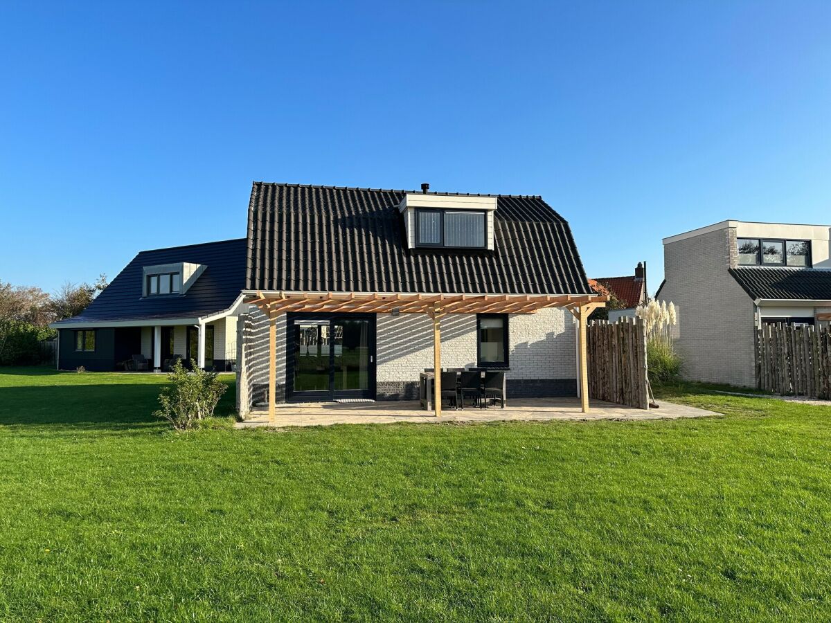 Holiday park Holiday Home on Texel with Stunning Views - Outdoor photo 2
