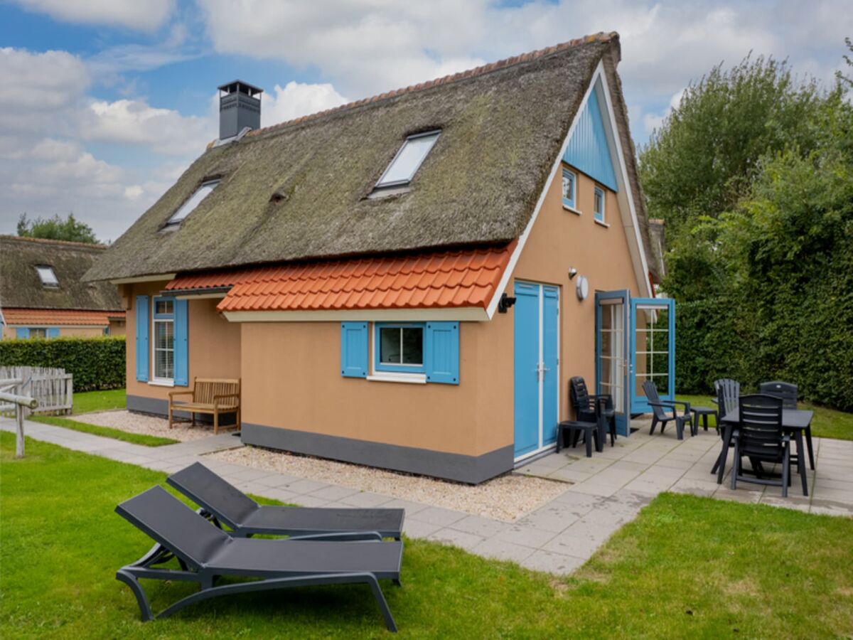 Holiday park Bungalow near Texel Coast with Garden - Outdoor photo 2