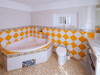 Cottage Quiet cottage with heated pool - 401 SAT - Features photo 24