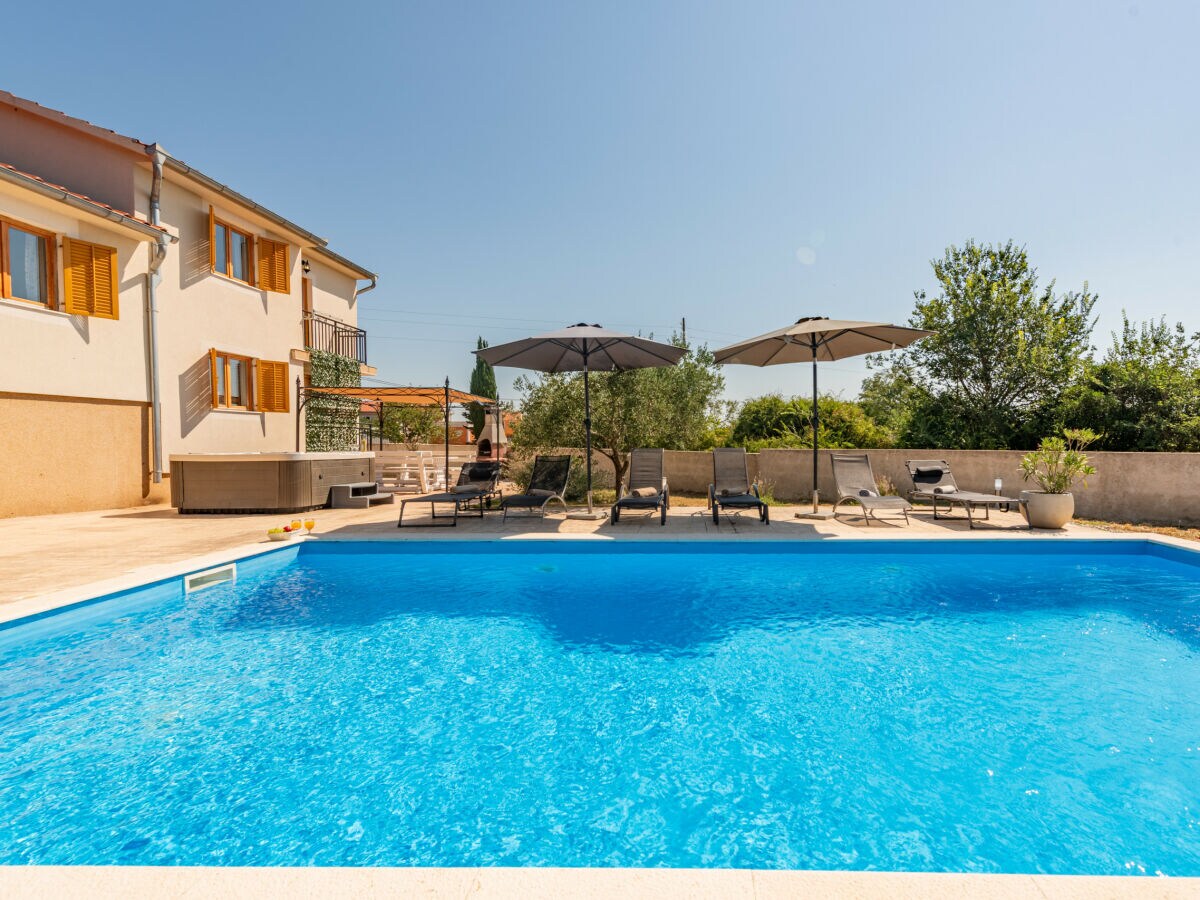 Holiday house Holiday house Tina with jacuzzi and pool