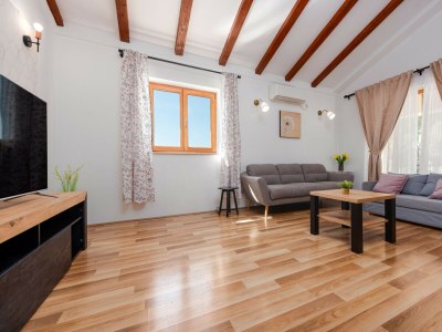 Holiday house Holiday house Tina with jacuzzi and pool - Features photo 32