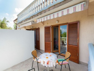 Apartment Apartment in Malinska with Terrace - Outdoor photo 2