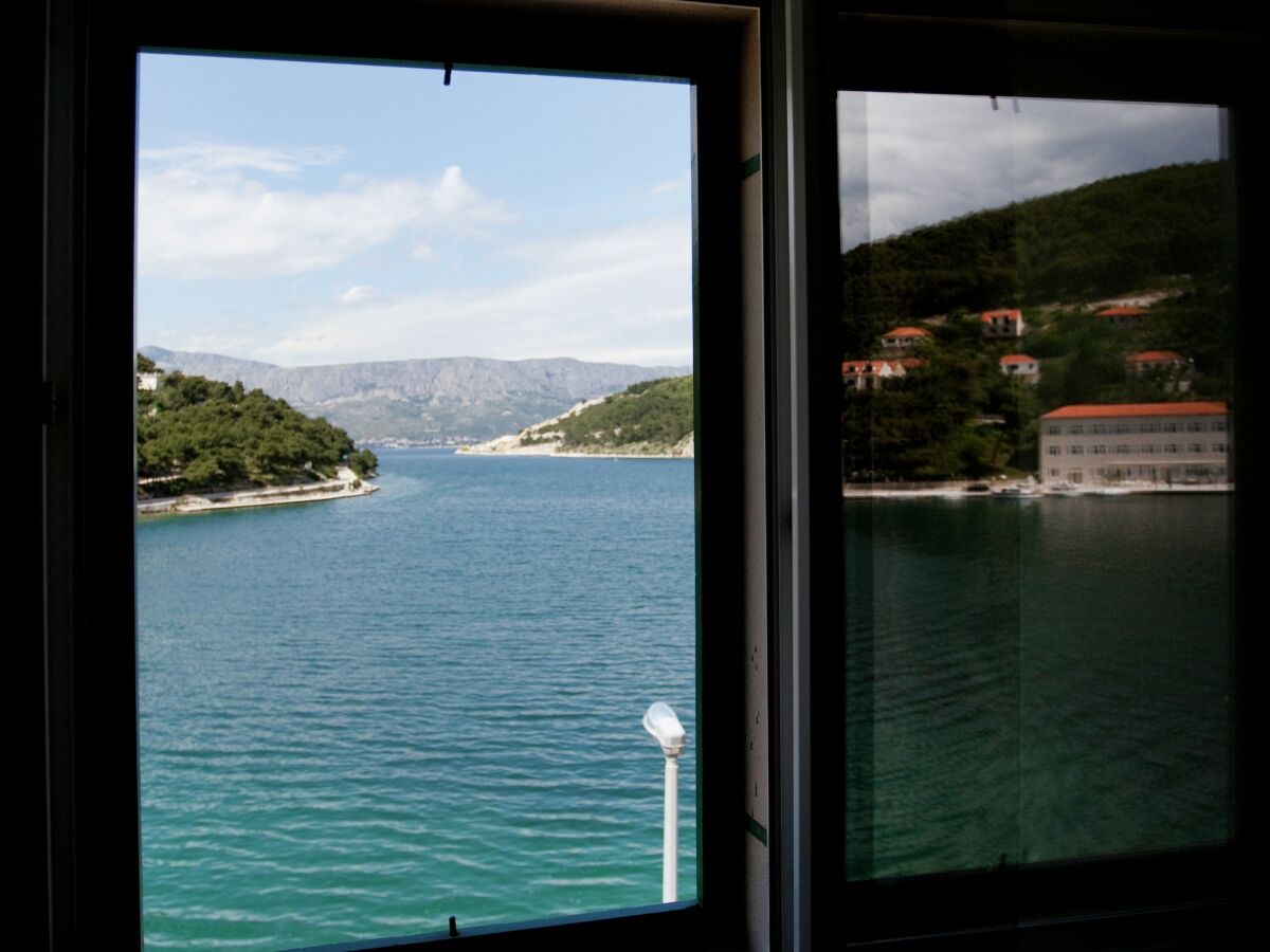 Holiday house Beautiful holiday home on the island Brac, with the sea and a small beach in front of the door! - Outdoor photo 4