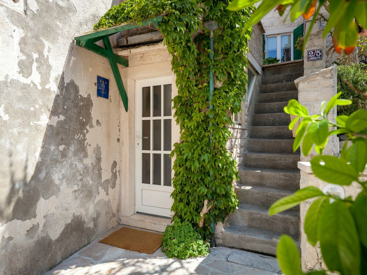 Holiday house Beautiful holiday home on the island Brac, with the sea and a small beach in front of the door! - Outdoor photo 5