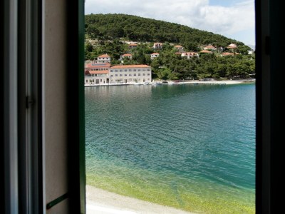 Holiday house Beautiful holiday home on the island Brac, with the sea and a small beach in front of the door! - Outdoor photo 3