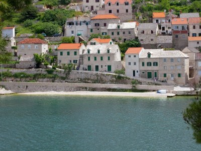 Holiday house Beautiful holiday home on the island Brac, with the sea and a small beach in front of the door! - Outdoor photo 7