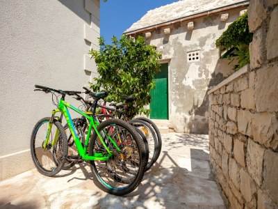 Holiday house Beautiful holiday home on the island Brac, with the sea and a small beach in front of the door! - Outdoor photo 22