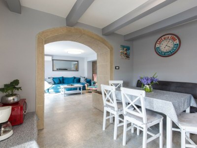 Holiday house Nora – 50 m² große Terrasse mit Meerblick in der Altstadt von Vrbnik - Features photo 11