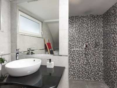 Holiday house Nora – 50 m² große Terrasse mit Meerblick in der Altstadt von Vrbnik - Features photo 15