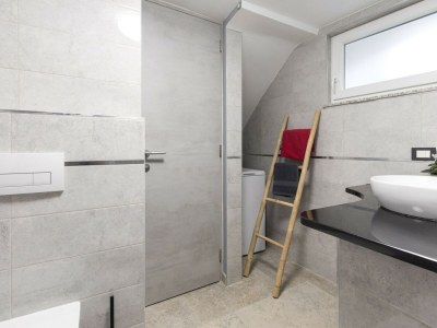 Holiday house Nora – 50 m² große Terrasse mit Meerblick in der Altstadt von Vrbnik - Features photo 17