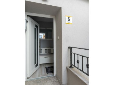 Holiday house Nora – 50 m² große Terrasse mit Meerblick in der Altstadt von Vrbnik - Features photo 24