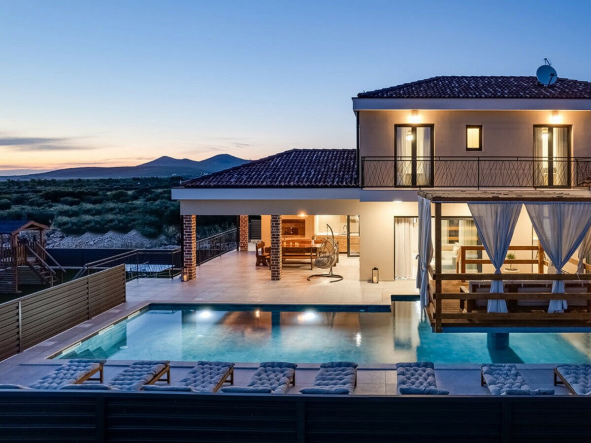 Villa Magnificent Villa Oasis with extra large pool - Outdoor photo 3