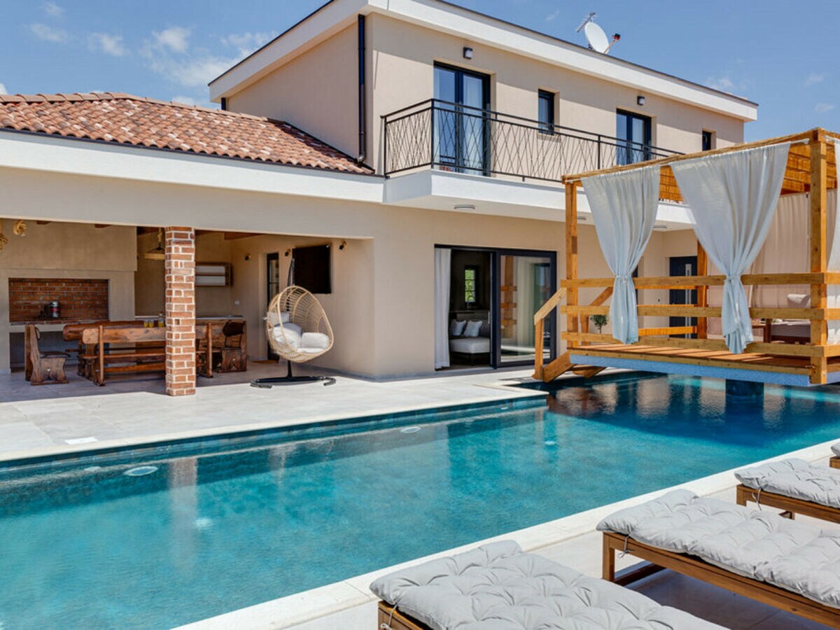 Villa Magnificent Villa Oasis with extra large pool - Outdoor photo 5