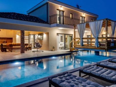 Villa Magnificent Villa Oasis with extra large pool - Outdoor photo 2