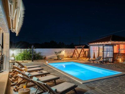 Holiday house Beti with heated pool - Outdoor photo 2