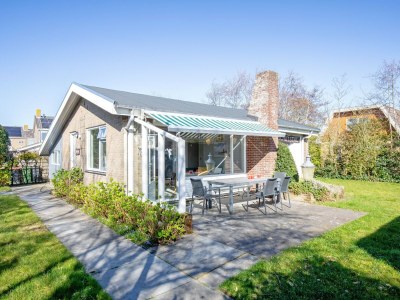 Holiday house De Schutstal in De Koog - Holiday house