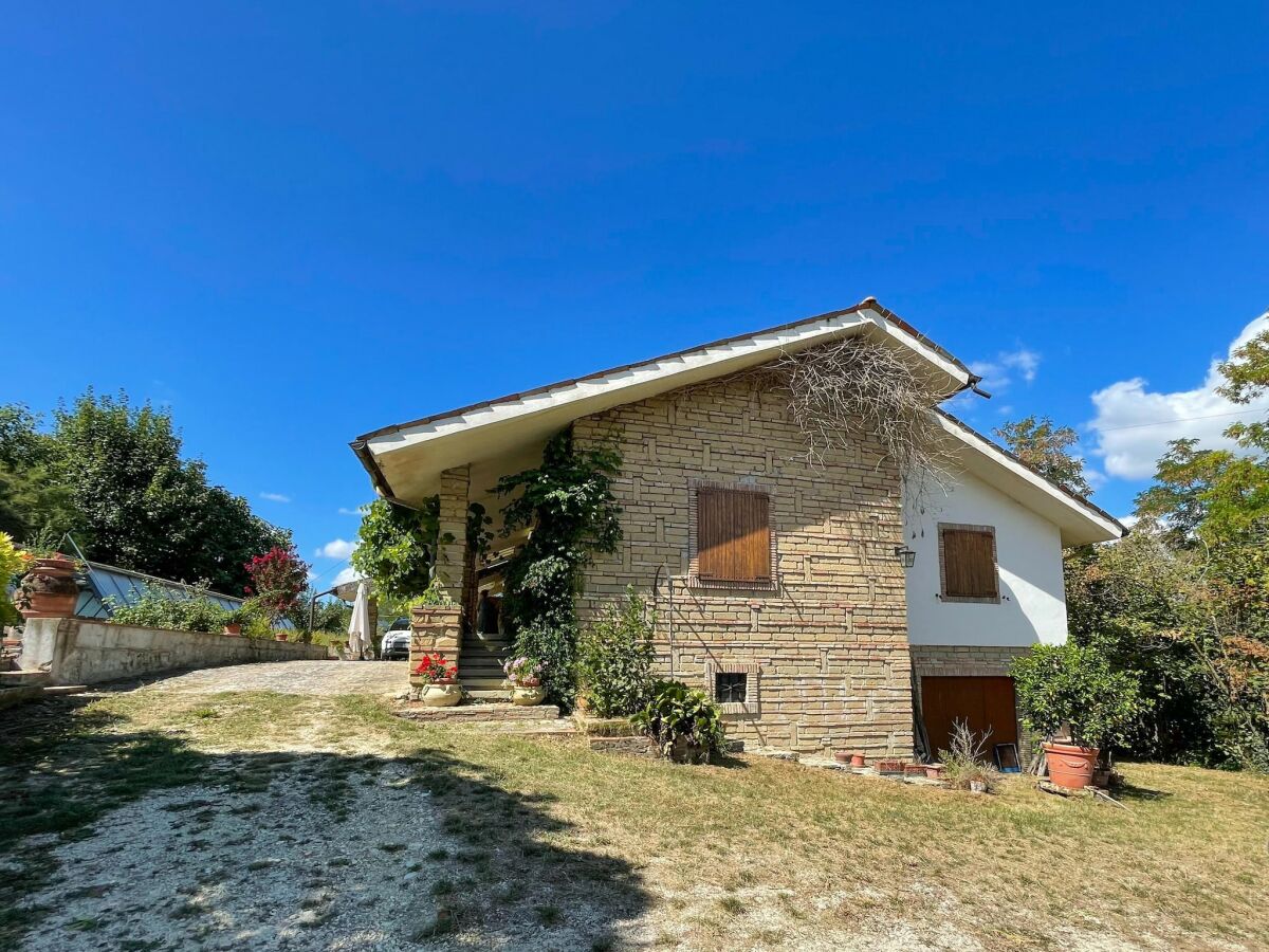Holiday house Schönes Ferienhaus mit Swimmingpool in der Region Verdicchio - Outdoor photo 2