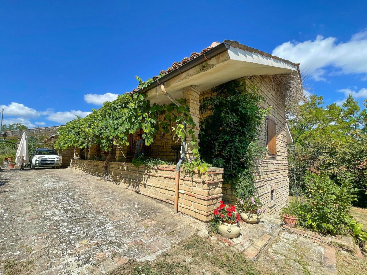 Holiday house Schönes Ferienhaus mit Swimmingpool in der Region Verdicchio - Outdoor photo 5
