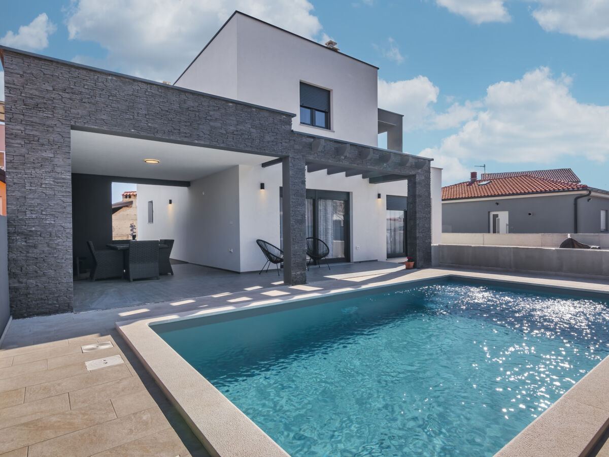 Villa Maeni with private pool