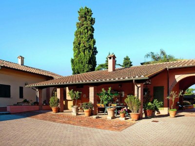 Holiday park Apartment in Vinci with Pool & Wellness - Outdoor photo 9