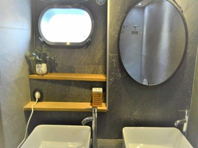 House boat Attractive yacht with roof terrace - Features photo 18