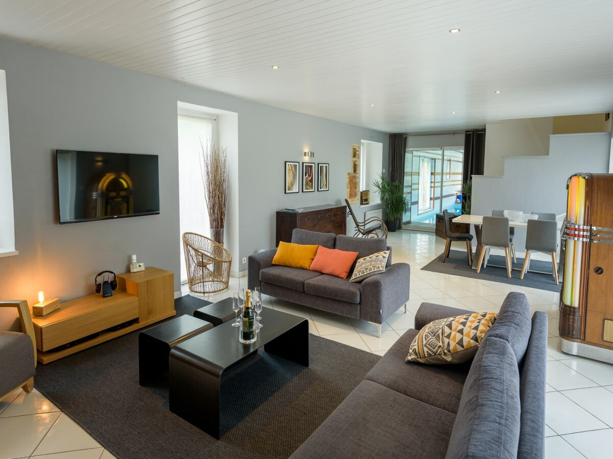 Holiday house Spacious holiday home with heated indoor pool