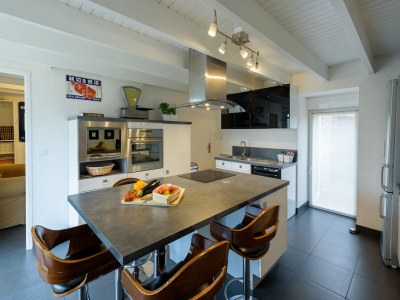 Holiday house Spacious holiday home with heated indoor pool - Features photo 27