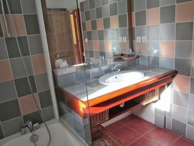 Cottage Spacious Mansion in Grignan with Swimming Pool - Features photo 23