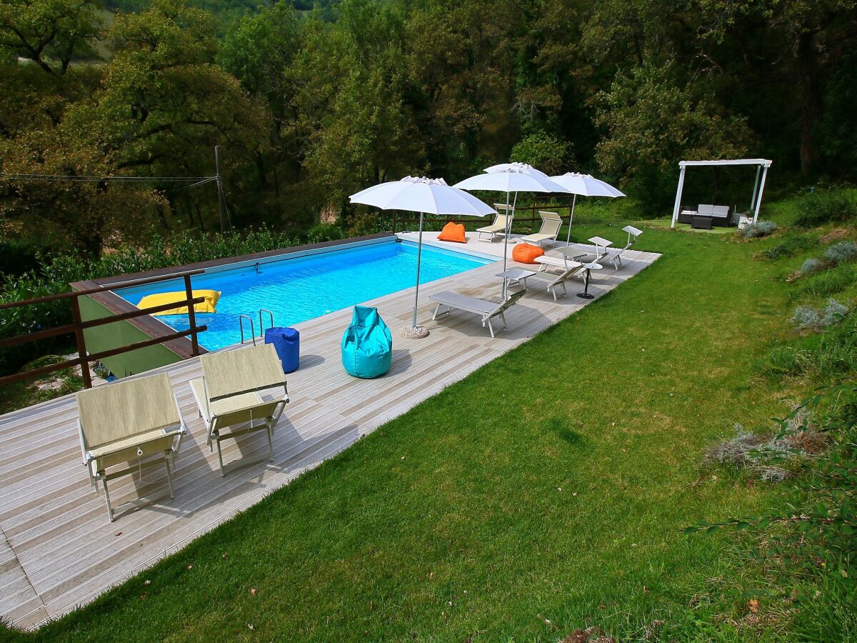 Villa Geräumige Villa in Fabriano mit Swimmingpool