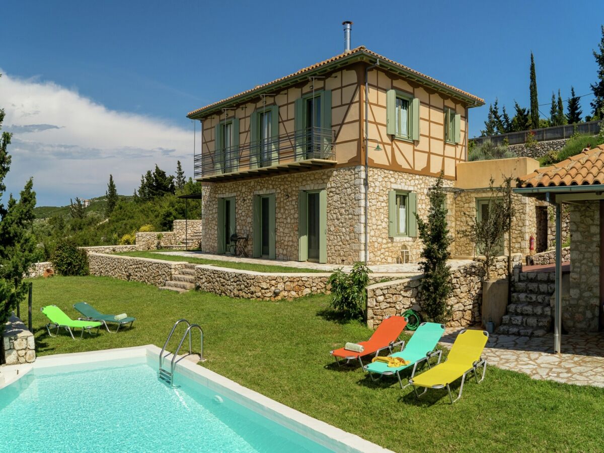 Villa Charming, warm vacation home, private pool, privacy and seaview, west Lefkas