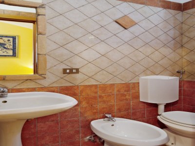 Holiday house Sun-kissed holiday home with swimming pool - Features photo 9