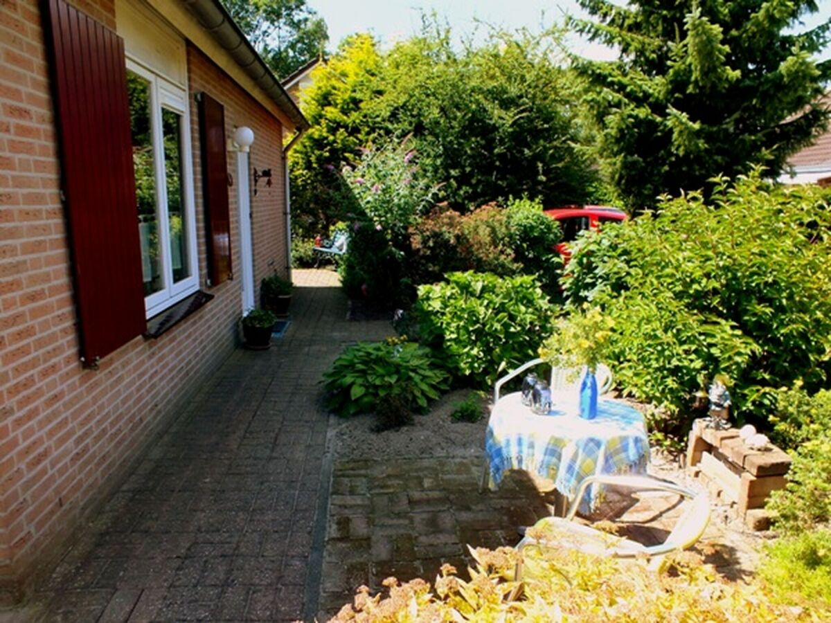 Bungalow Nice bungalow in Beek with hot tub