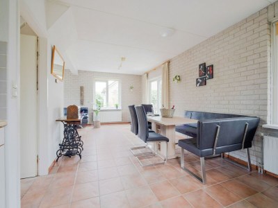 Bungalow Nice bungalow in Beek with hot tub - Features photo 12