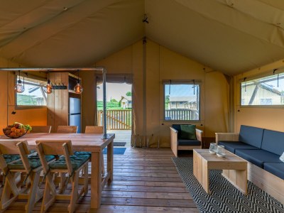 Holiday park Safari lodge for 6 people with veranda near the IJsselmeer - Features photo 6