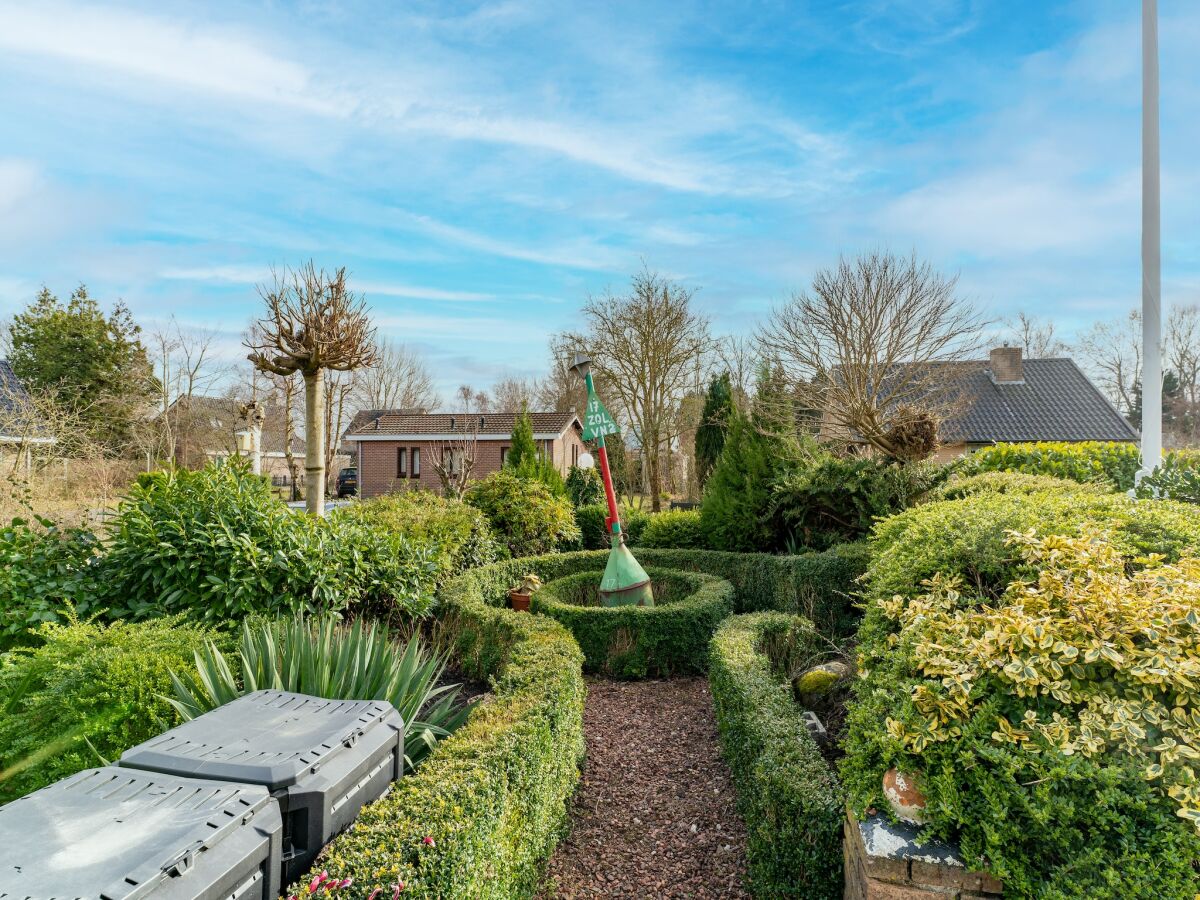 Holiday house Amazing holiday home in Lauwersoog with sauna - Outdoor photo 2