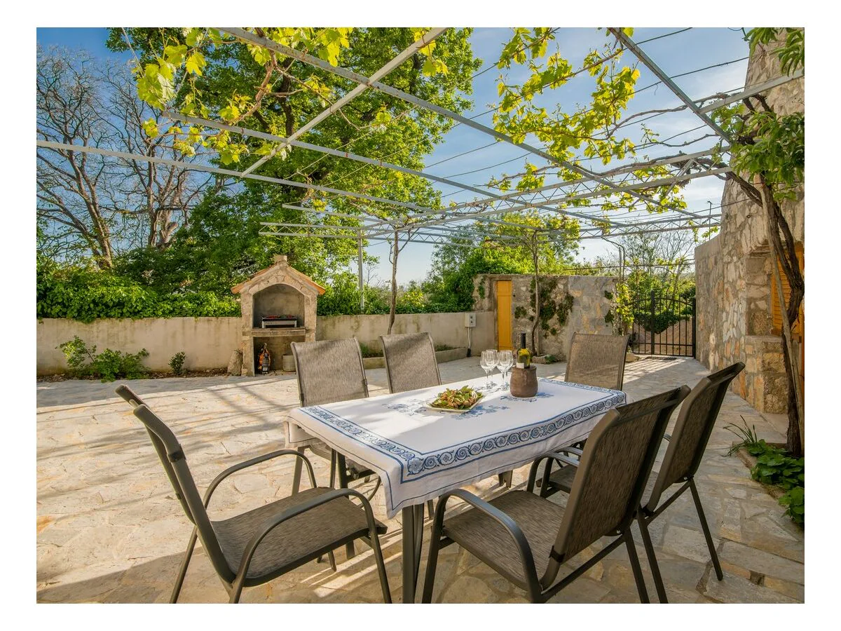 Holiday house Dume – Steinhaus mit großer Terrasse am Waldrand