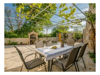 Holiday house Dume – Steinhaus mit großer Terrasse am Waldrand in Kornic - Holiday house