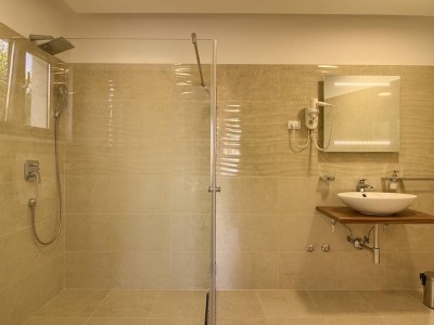 Villa Luxoria with private pool and jacuzzi - Features photo 29