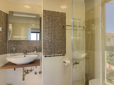 Villa Luxoria with private pool and jacuzzi - Features photo 33